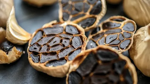 تصویر 3 از سیر سیاه درجه یک با بافت نرم و ژله‌ ای و بسته‌ بندی بهداشتی